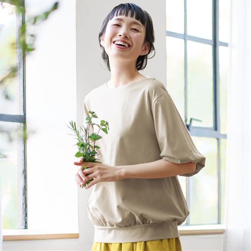 グレーベージュ