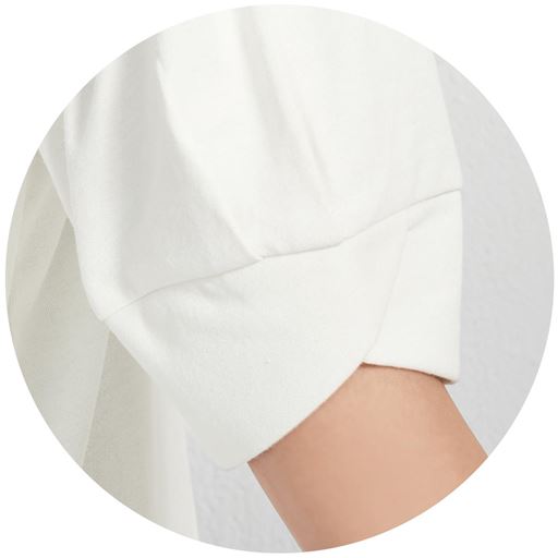 つぼみのようなデザインの袖口が可愛らしい