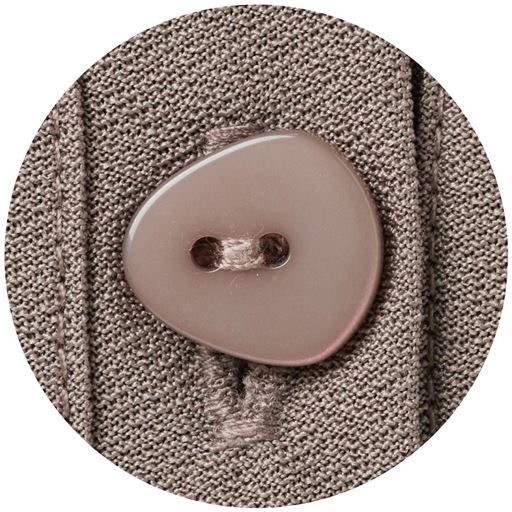 つけ外しがラクな三角ボタン