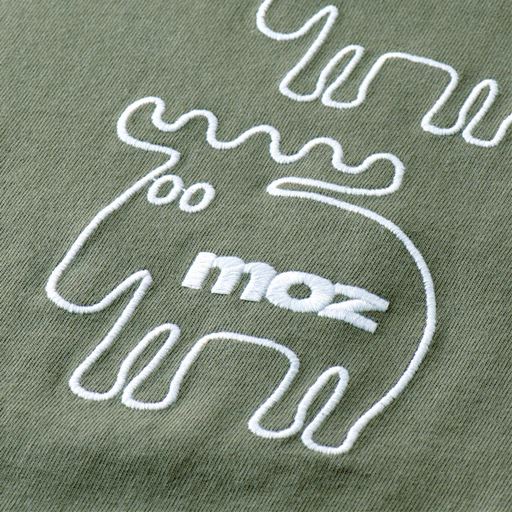 大胆に刺しゅうした3匹のエルクが目を引くデザイン。