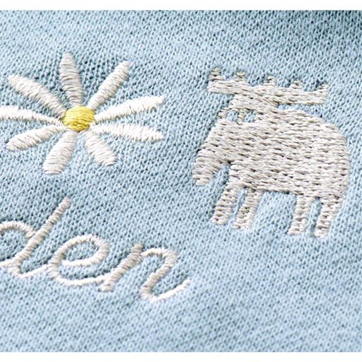 なめらかな素材の生地にかわいい花とエルクを刺しゅう。