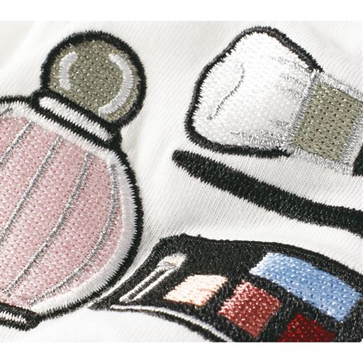 刺しゅう部分拡大<br>ロゴ意味:軽やかな霧、残り続ける香り