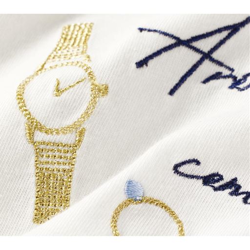 刺しゅう部分拡大<br>ロゴ意味:繊細な香り、ジュエリーのように