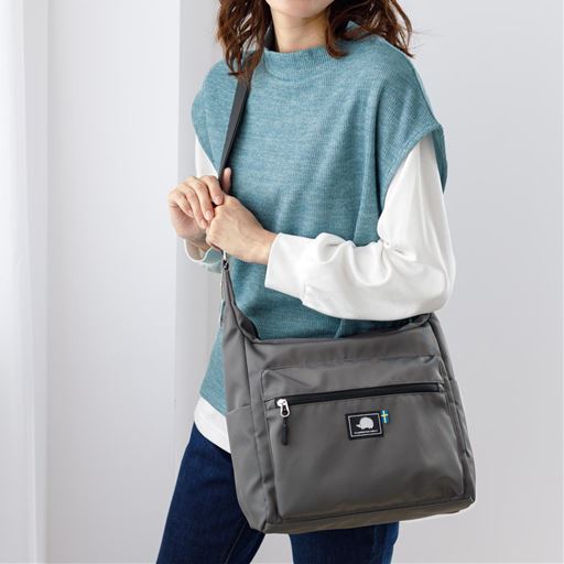 チャコールグレー