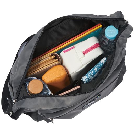 メイン収納部は長財布や折り畳み傘までたっぷり入る!<br>※イメージ