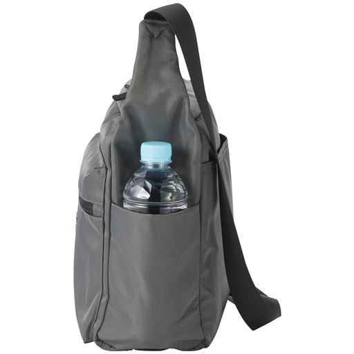 両サイドにはペットボトルを入れられるポケット付き