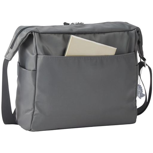 裏側には大きめのポケット付きで本などがサッと取り出せる