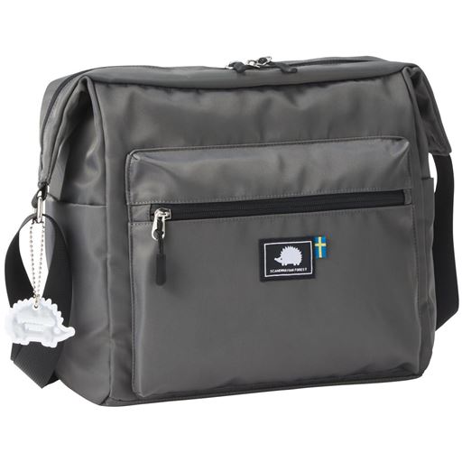 よく使う前面ポケットはファスナー開閉で使いやすい