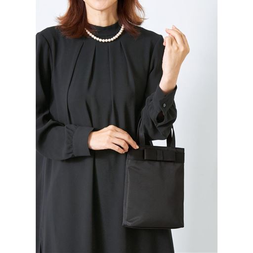 手持ちスタイル<br>両手がふさがってしまう時や荷物が多い時も肩から掛けられるから便利