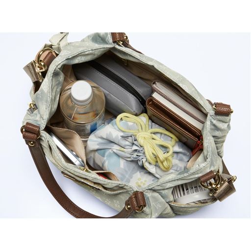 貴重品や手帳など荷物を小分けにできる3つのポケット<br>※イメージ