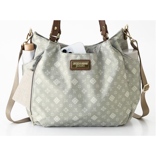 ファスナー付き<br>フロントポケットやペットボトル収納可能なサイドポケット