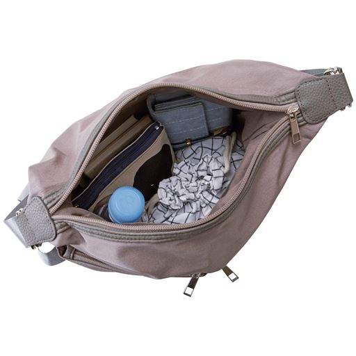 6つのポケットで荷物をスマート収納。メイン収納部は、ペットボトルも入れられる収納力<br>※イメージ