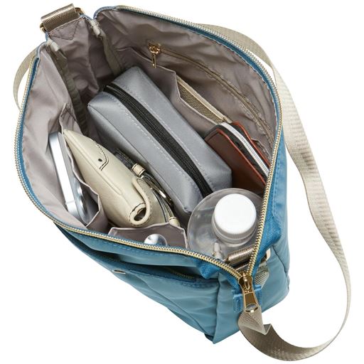 折りたたみ傘や500mlのペットボトルを縦に収納可能<br>※イメージ