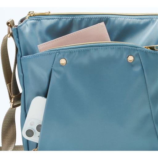 前面はスマホなどを出し入れしやすいサイドファスナー付き