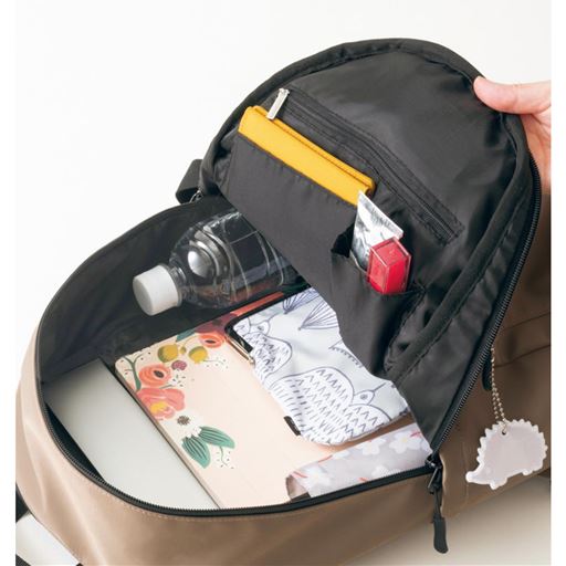 メイン収納部は大きく開き、中の荷物が探しやすく出し入れもスムーズ。6つのポケット付き<br>※イメージ