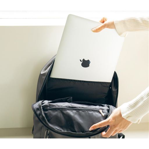 PCがすっきり入るポケット。バッグ背面にクッション入りで衝撃を緩和<br>※イメージ