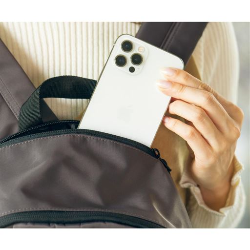 電車やバスでサッと取り出せて便利な持ち手下のファスナーポケット