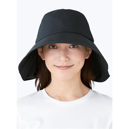 大きめのつばですっぽりかぶれるデザインで小顔見せ