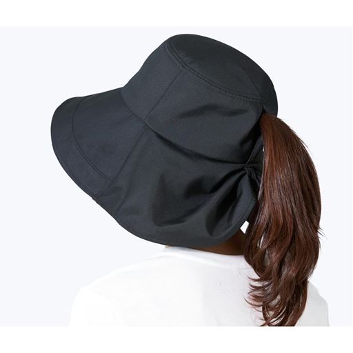 後頭部から結んだ髪を出すことができます