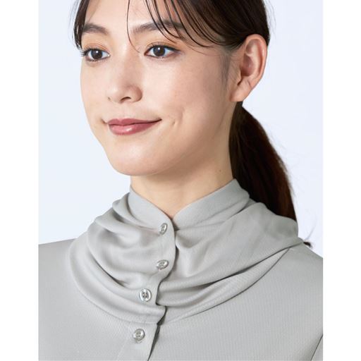 首まわりもしっかりUV対策 <br>フードのボタンを留めると、フードが立ち上がり首まわりをガード