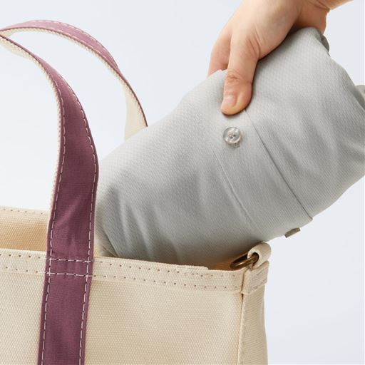 持ち運びに便利で、シワになりにくく軽量でかさばらない