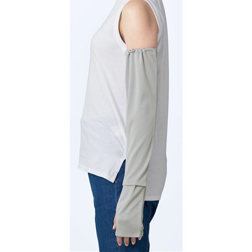 二の腕までカバーするロング丈で、しっかりUVガード