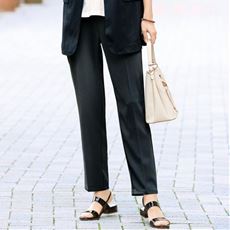 とろりとした質感のテーパードパンツ(接触冷感・ヨコストレッチ・UVカット・吸汗速乾・洗濯後シワになりにくい)