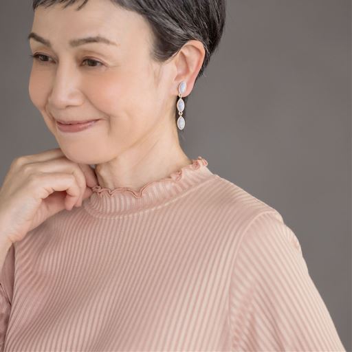 サーモンピンク<br>シルクのような艶感で華やぎをプラス