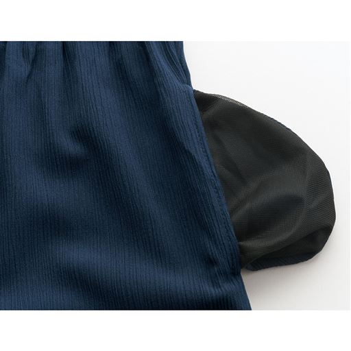 ポケット裏地は通気性のよいメッシュ素材でムレを軽減。