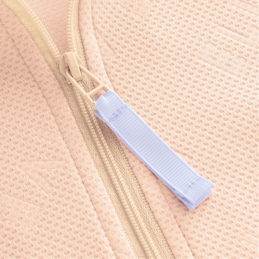 長めの持ち手で開閉しやすいファスナー仕様。