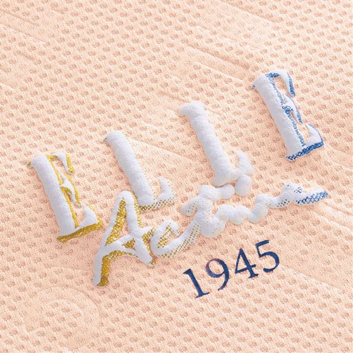 立体感のあるロゴ使いで洗練された印象に。