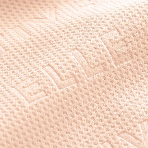 ハニカム生地全体にエンボス加工のロゴ入り。