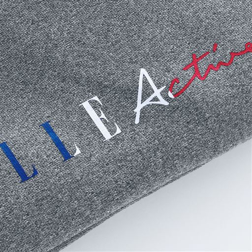 左サイドにトリコロールカラーのロゴプリント入り。