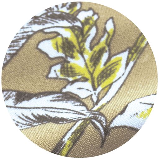 ベージュ系<br>やさしげな色柄でパンツスタイルもエレガントに