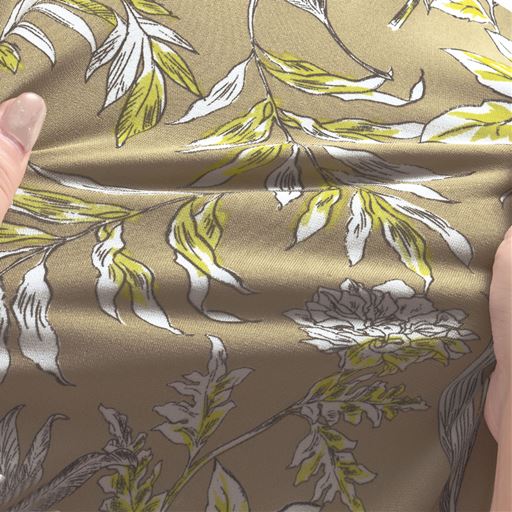 伸縮性に富んだカットソー生地で動きやすく、軽やかな着心地。