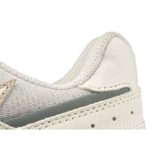 かかとにフィットしホールドする形状