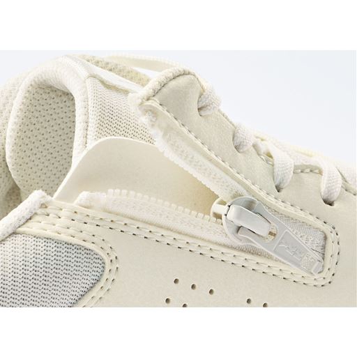 内側ファスナー仕様で脱ぎはきがラク