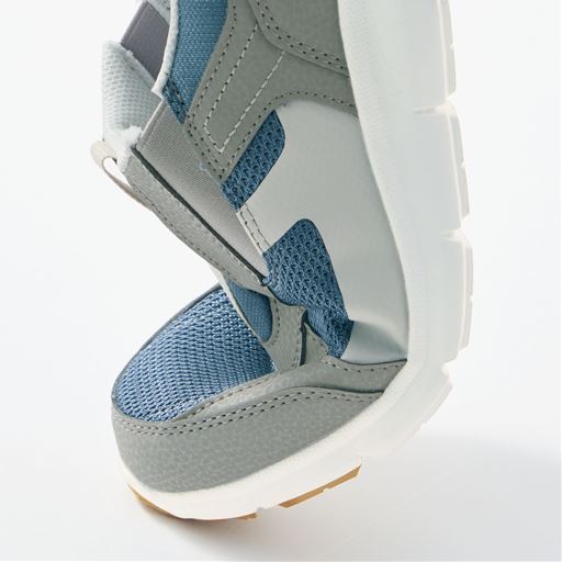 歩行時の動きに合わせて曲がり歩きやすい