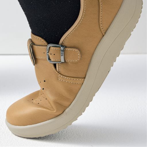 歩行時の足の動きに合わせて曲がり歩きやすい