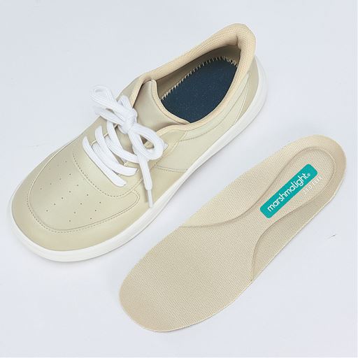 カップインソールとインソール下のウレタンのWクッション構造で衝撃を緩和