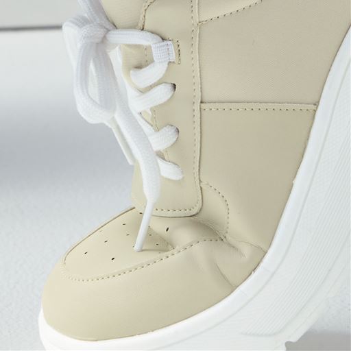 歩行時の足の動きに合わせて曲がり歩きやすい