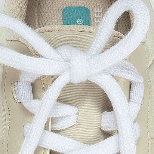 はき口に近いひも通しにゴムを使用し足入れをサポート