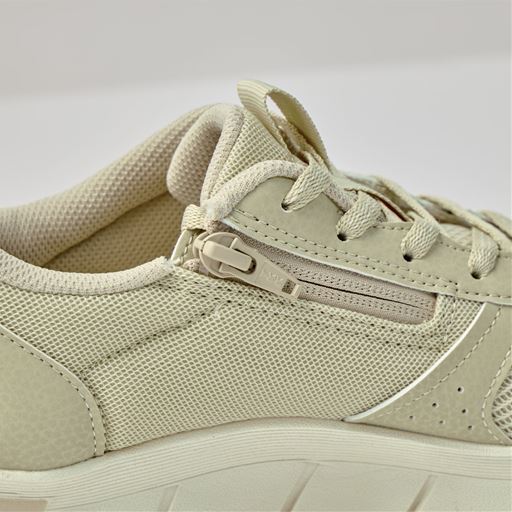 内側ファスナー仕様で脱ぎはきがラク