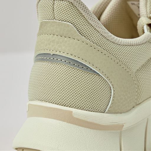 かかとに夜間の視認性を高める反射材付き