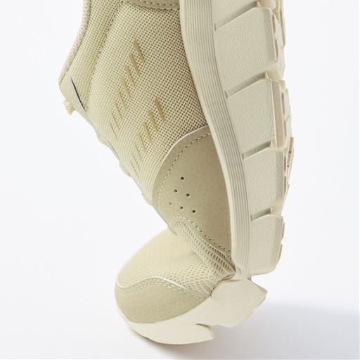 歩行時の足の動きに合わせて曲がり歩きやすい