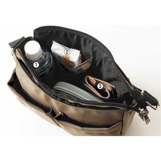 内側のポケットも充実…500mLペットボトルが収納できるポケットとオープンポケット付き。※イメージ