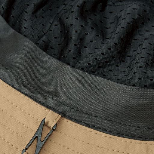 内側はムレにくいメッシュ生地を使用。