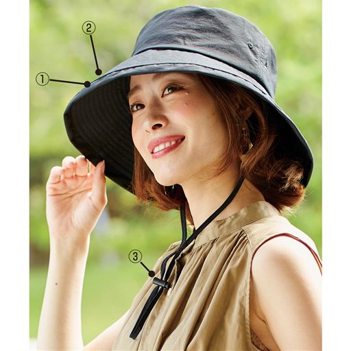 (1)つばの上げ下げができて、日射し・視界を調節 (2)大きくて深めのつばで日差しからガード (3)取り外せるあご紐はワンタッチで長さ調整可能