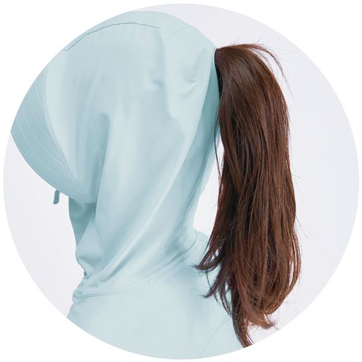 フードには髪を通せる穴付き