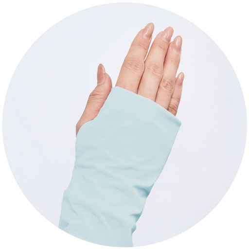 親指が出せる指穴付きで甲までカバー